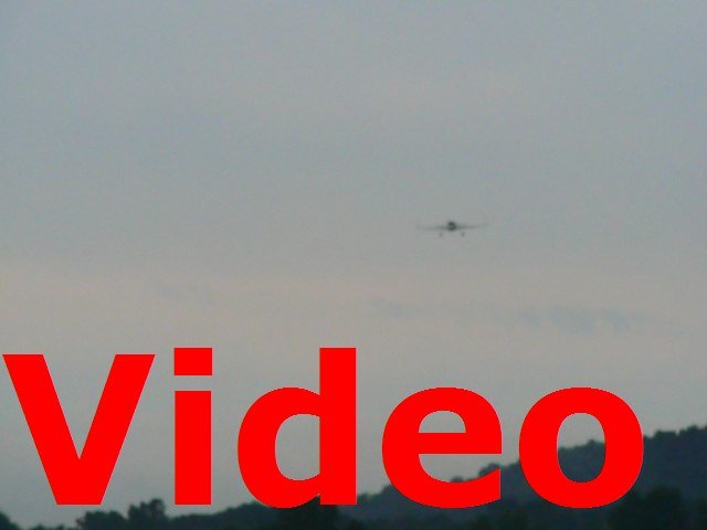 P1000590 Steve Wright's Stagger-EZ (N909EZ) second flyby at the Rough River fly-in